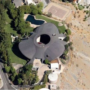 La casa de Palm Springs con forma de ovni (que alguna vez fue propiedad de Bob Hope) finalmente encuentra un comprador