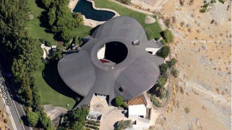 La casa de Palm Springs con forma de ovni (que alguna vez fue propiedad de Bob Hope) finalmente encuentra un comprador