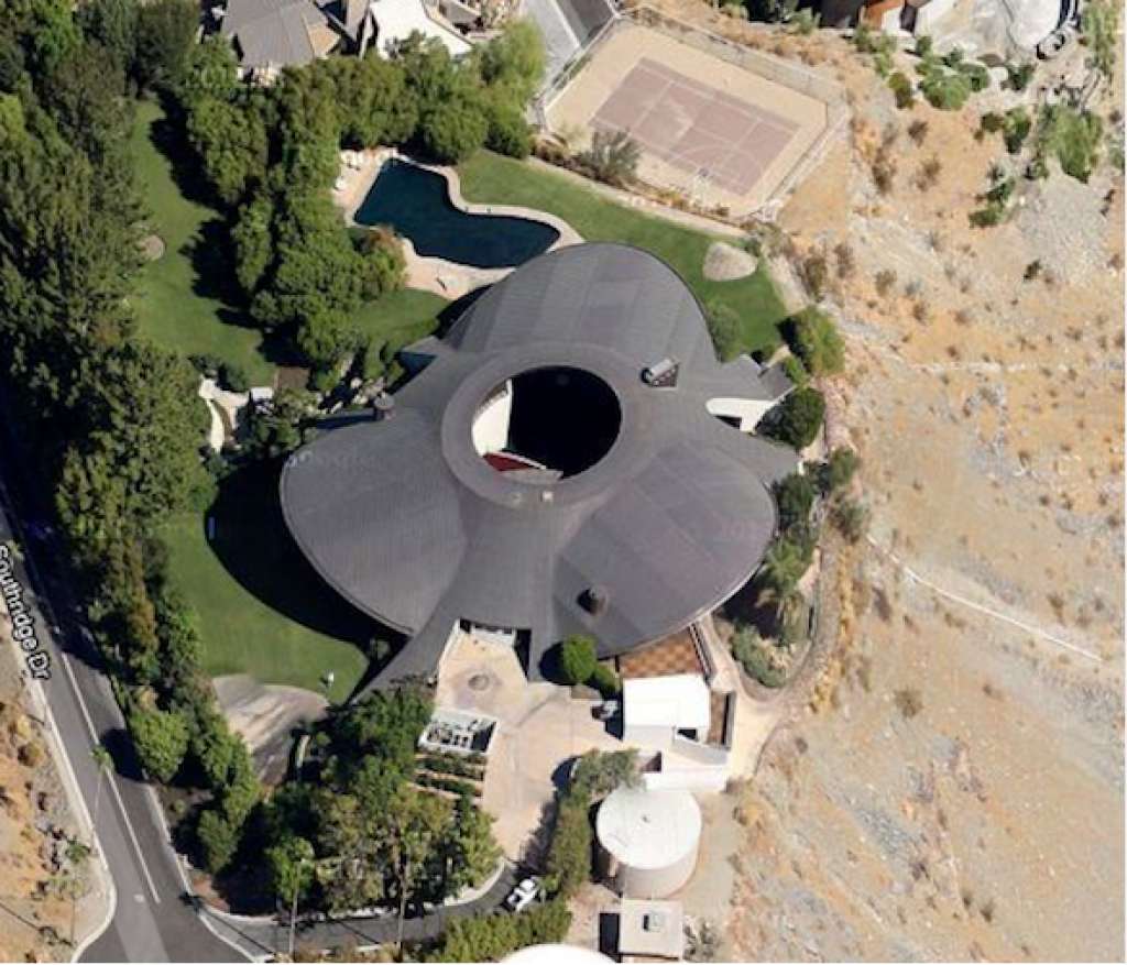 La casa de Palm Springs con forma de ovni (que alguna vez fue propiedad de Bob Hope) finalmente encuentra un comprador